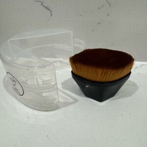 Skinbae & Beyond Foundation Brush with Case - OPEN TO OFFERS